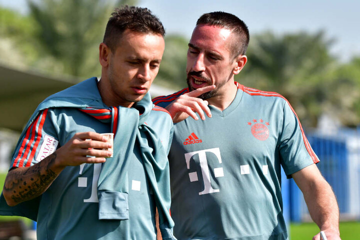 Rafinha (l.) könnte den FC Bayern München in Richtung Brasilien verlassen. (Archivbild)