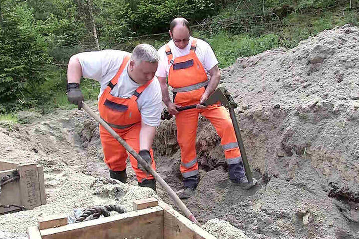 Mit viel Sand stoppten die Experten herumfliegende Splitter.