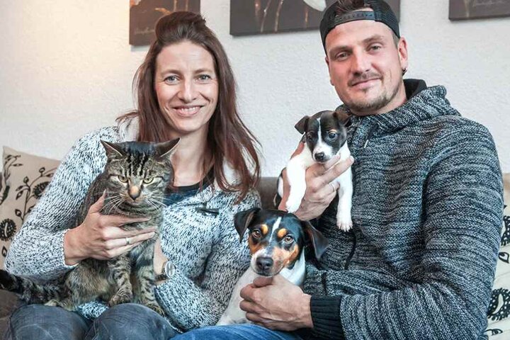 Ric und seine Frau Andrea (34) haben ein Herz für Tiere. Die Familie hat Kater Charly (2) und die beiden Jack Russell Jule (4) und Theo vor der Einsamkeit gerettet.