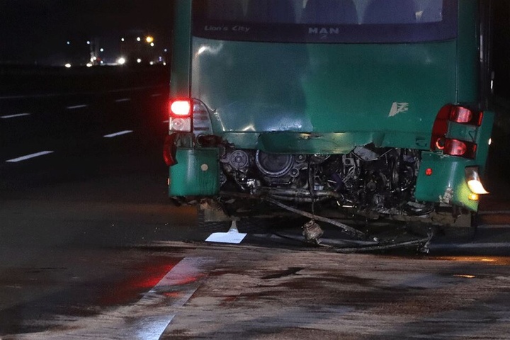 Das Heck des Busses geriet in Mitleidenschaft.
