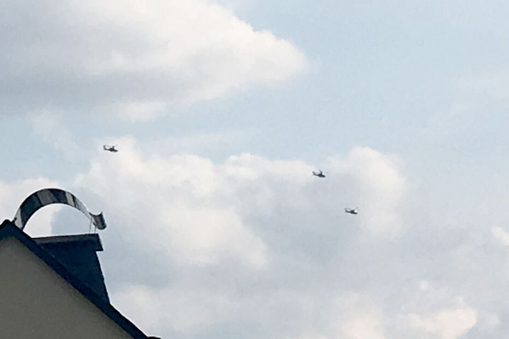 Insgesamt waren es sieben Hubschrauber, die in einer Gruppe unterwegs waren.