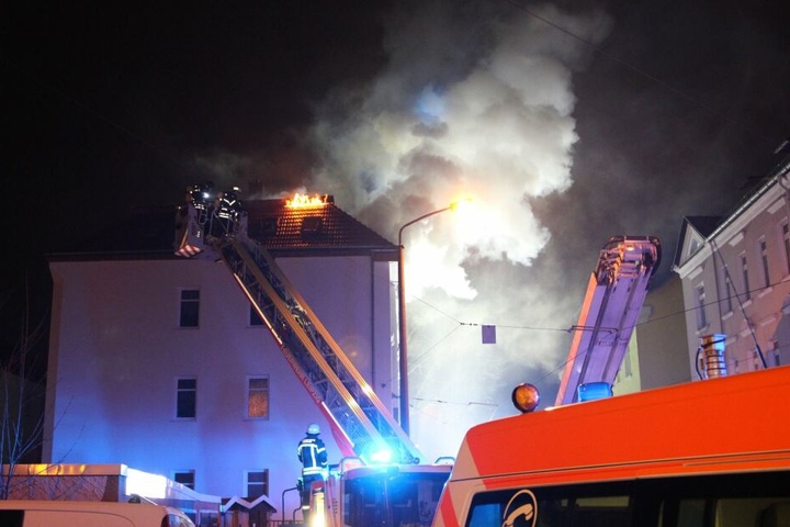 In der Luckaer Straße schlugen Flammen aus dem Dachstuhl eines Mehrfamilienhauses.
