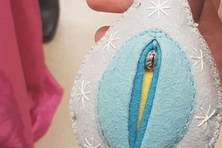 Kanadische Designerin bastelt Weihnachtsschmuck in Vulvaform aus Filz.