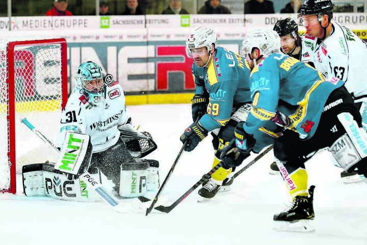 Eislöwen-Keeper Marco Eisenhut hatte alle Hände voll zu tun und musste sechsmal hinter sich greifen.