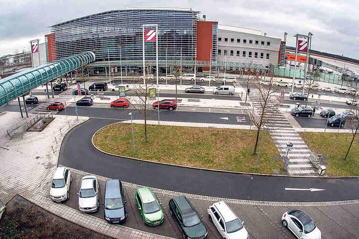 Weit außerhalb der Stadt läge der Parkplatz am Flughafen.
