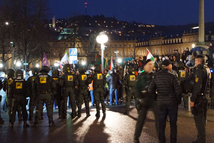 Zahlreiche Polizeikräfte waren am Sonntagabend im Einsatz.