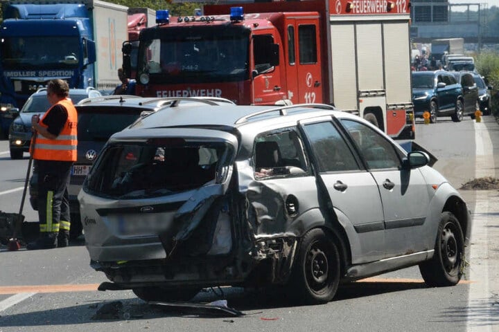 Der Verkehr staute sich vor der Unfallstelle.