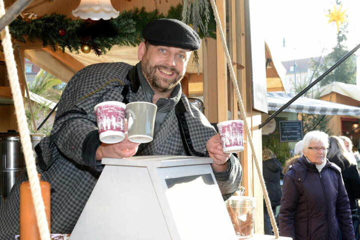 Rico Scholz (41) kennt sich beim Abfüllen aus: Sein „Glükor“ auf dem Neumarkt
hat kräftige 15 Prozent Alkohol.