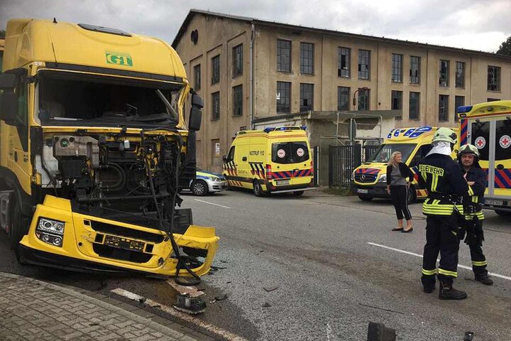 Der LKW-Fahrer (56) kam schwerverletzt ins Krankenhaus.