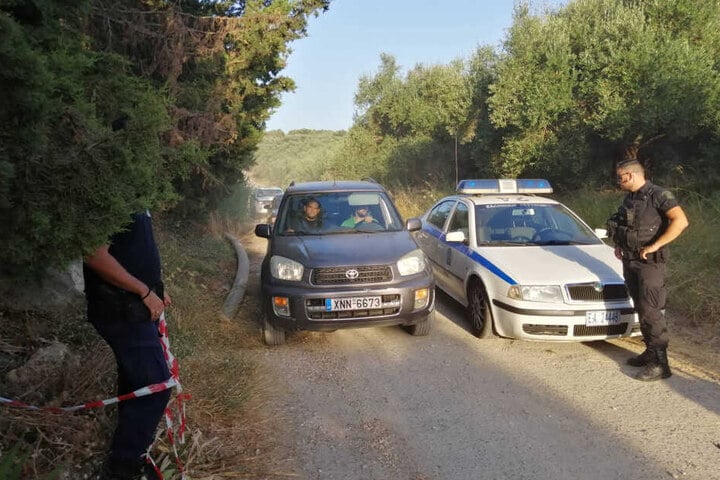 Nach dem Leichenfund suchte die Polizei die ganze Umgebung nach Spuren ab.