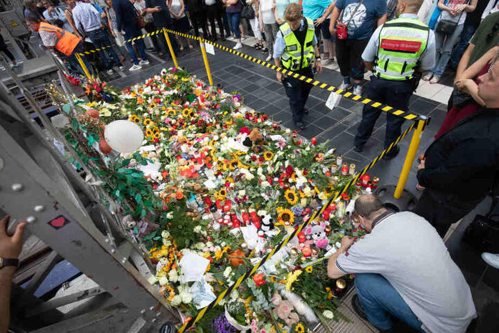 Zahlreiche Blumen, Kuscheltiere und Briefe wurden am Unglücksgleis abgelegt.