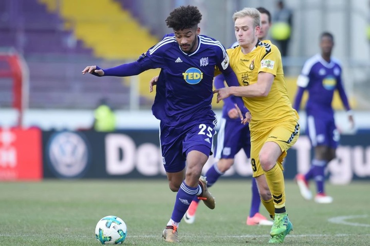 Emmanuel Iyoha (l.) im Osnabrücker Trikot vor dem Großaspacher Jannes Hoffmann am Ball.
