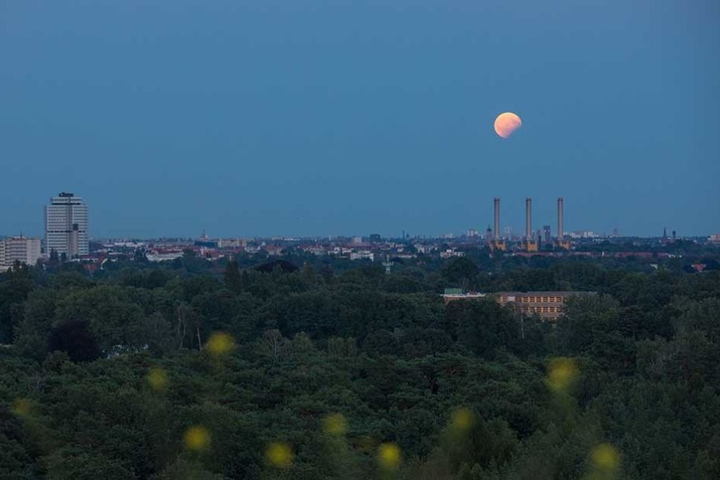 Blick auf die partielle Mondfinsternis über Berlin.