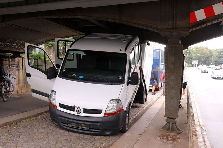 Der Transporter steckt erstmal fest.