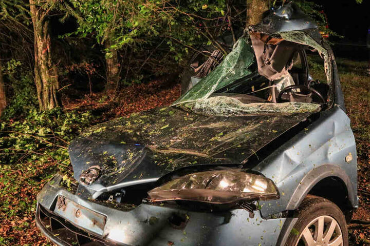 Der Fahrer des Autos musste von der Feuerwehr aus seinem Fahrzeug befreit werden.
