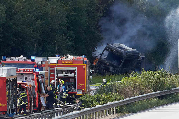 Der Fahrer des Lastzugs wurde leicht verletzt.