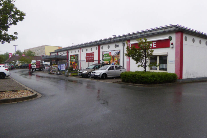 In Auerbach hat am Dienstagabend ein maskierter bewaffneter Mann einen Supermarkt überfallen.