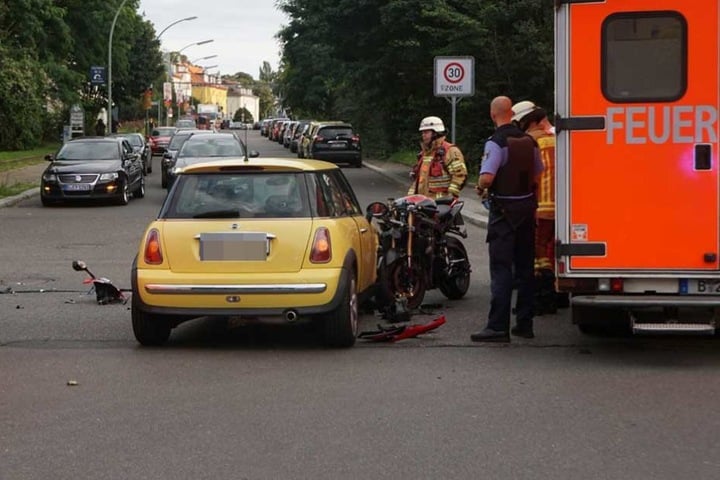 In Neukölln krachte ein Motorrad in diesen Mini, der Biker kam verletzt ins Krankenhaus.