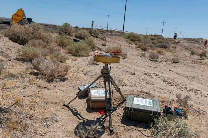 Gerätschaften zur geologischen Überwachung der United States Geological Survey (USGS) stehen neben einem Spalt im Boden am Highway 178 zwischen Ridgecrest und Trona.