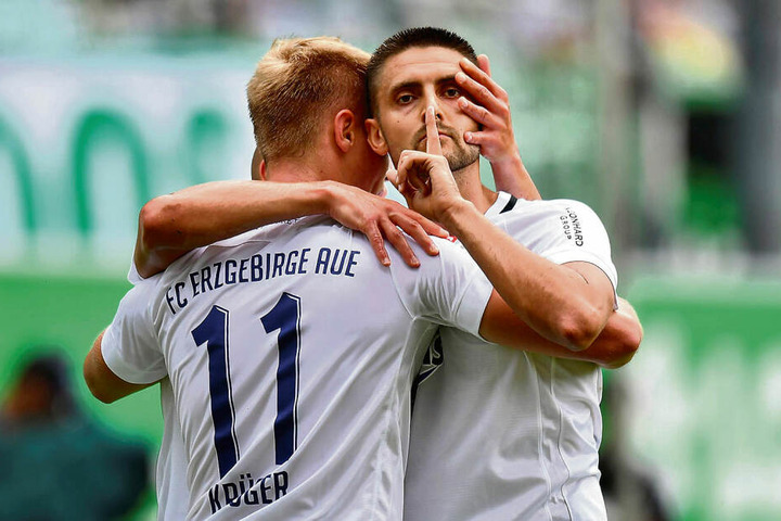 "Seid leise, ihr Kritiker", will Dimitrij Nazarov hier wohl sagen. Er legte nach seinem Tor zum 1:0 seinen Zeigefinger an den Mund. Er feiert den Treffer mit Vorlagengeber Florian Krüger.