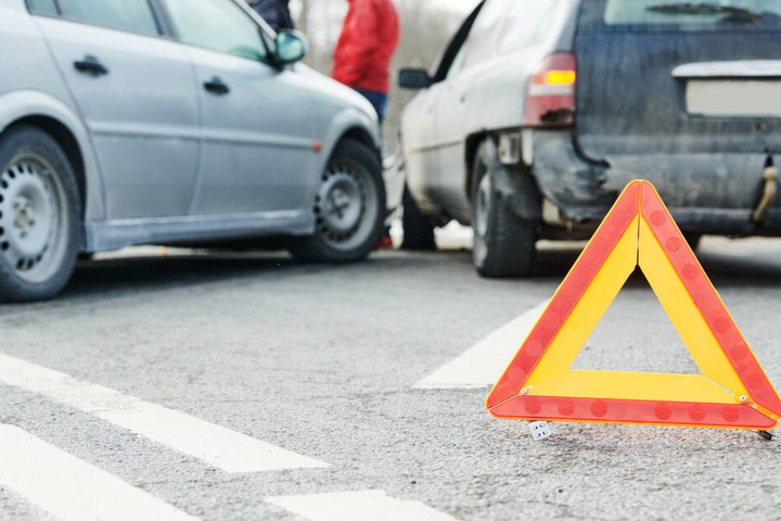 Die Bitterfelder Straße musste nach dem Unfall stundenlang gesperrt werden. (Symbolbild)