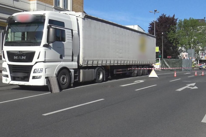 Der 82-Jährige war von diesem Lastwagen erfasst worden.