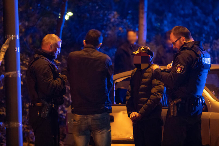 Die Polizei vernahm die beiden angetrunken und leicht verletzten Insassen.