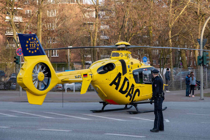 Ein Rettungshubschrauber landete auf der Kreuzung.