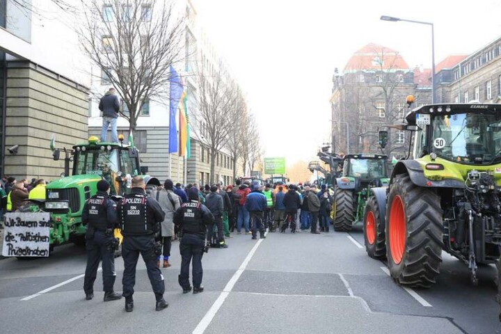 Die Wigardstraße ist aufgrund der Kundgebung für den Autoverkehr nicht passierbar.