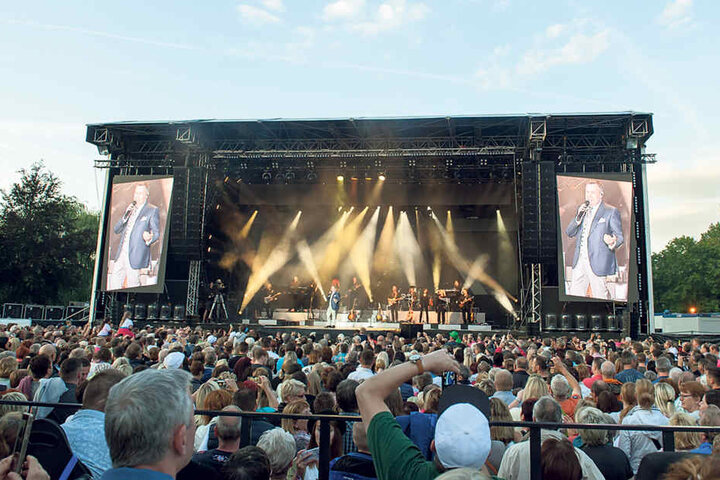 Die Open-Air-Konzerte in Chemnitz (siehe Foto) und am Dresdner Elbufer waren
auch 2016 in Rekordzeit ausverkauft.