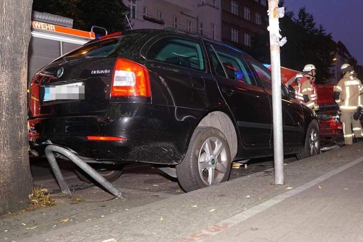 Der Skoda durch den Aufprall deutlich nach hinten auf eine Absperrung gedrückt.