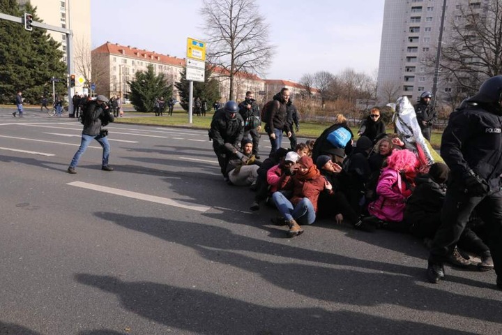 Polizisten lösen Sitzblockade auf