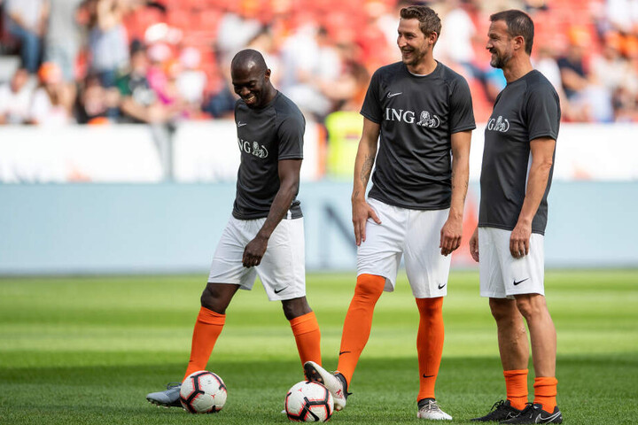Die ehemaligen Fußballer Hans Sarpei (l-r), Stefan Kießling und Fredi Bobic, Sportvorstand der Eintracht Frankfurt, stehen vor der Partie zusammen.