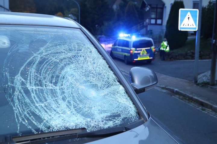 Die 87-Jährige krachte gegen die Windschutzscheibe, verstarb noch am Unfallort.
