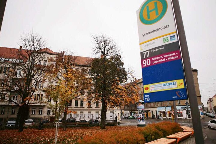 Die tote Frau lag vor einer der Bänke an der Haltestelle.