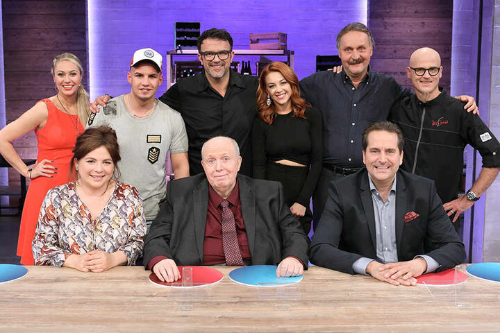 von links: Moderatorin Ruth Moschner, Jurymitglied Maria Groß, Pietro Lombardi, Koch-Coach Tarik Rose, Jurymitglied Reiner Calmund, Oana Nechiti, Peter Neururer, Jurymitglied Gerhard Retter und Koch-Profi Ralf Zacherl