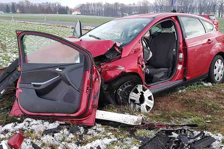 Die Feuerwehr musste die Tür des Fords entfernen, um den Fahrer befreien zu können