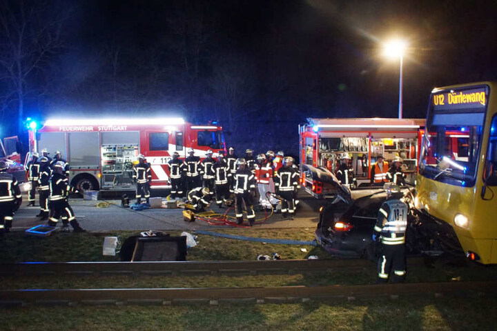 Die Mutter wollte nach links abbiegen. Beim Überqueren der Gleise prallte sie mit der Straßenbahn zusammen.