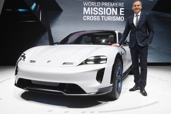 Wird die Porsche-Zukunft elektrisch? Vorssands-Chef Oliver Blume mit dem Porsche Mission E Cross Turismo.