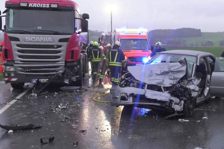 Bei Bad Griesbach in Bayern ist ein BMW frontal mit einem Lastwagen kollidiert. Zwei Menschen sind tot.