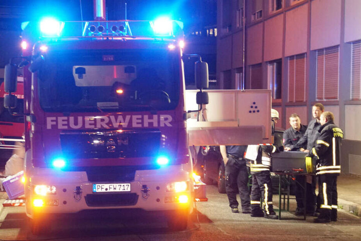 Feuerwehrleute am Einsatzort in Pforzheim.
