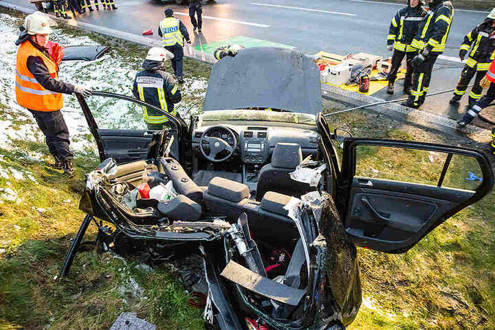 Das Auto ist nur noch ein Wrack.