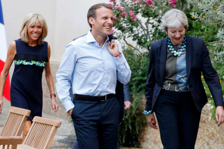 Gute Laune beim Brexit-Treffen zwischen dem französischen Staatschef Emmanuel Macron (Mitte) und Großbritanniens Premierministerin Theresa May (rechts) am Freitag.