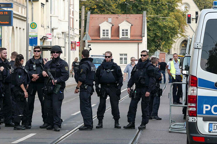 Hunderte Polizisten waren im Einsatz um die Rocker zu kontrollieren und den Marsch abzusichern.