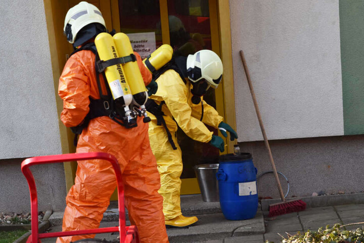 Spezialisten der Feuerwehr kümmern sich um die Beseitigung der stark übel riechenden Chemikalie.