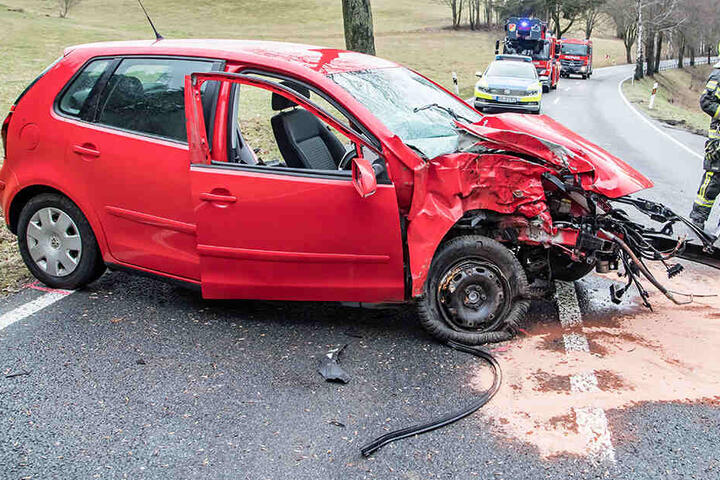 Der Fahrer wurde bei dem Unfall schwer verletzt.