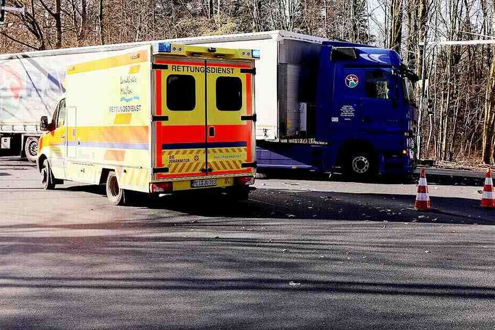 Ein Rettungswagen brachte den schwerverletzten Fahrradfahrer in ein Krankenhaus.