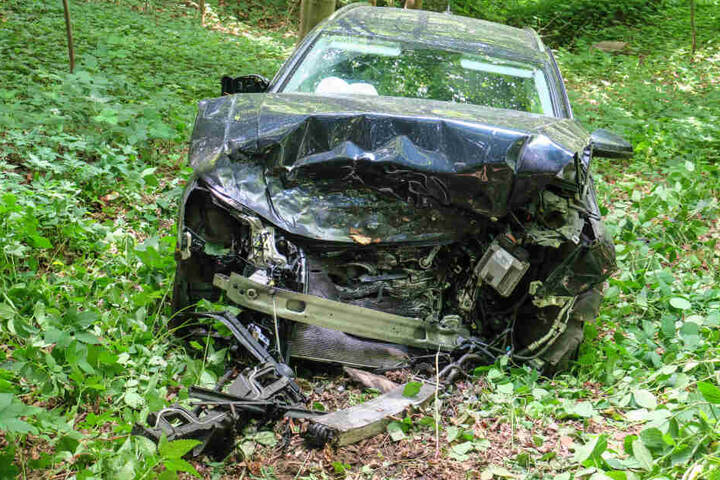 Der Audi flog etwa 15 Meter eine Böschung hinab.