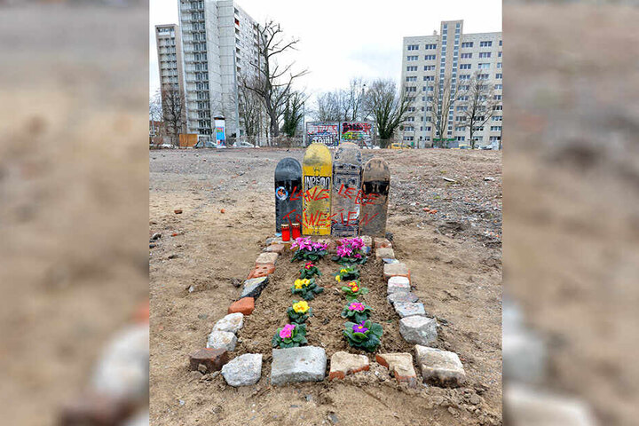 Nach dem Abriss des Skateparks errichteten Rollbrettfahrer auf dem Gelände ein "Skater-Grab".