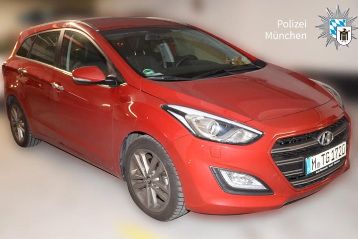 Ein Auto der Familie: Ein roter Hyundai i30.